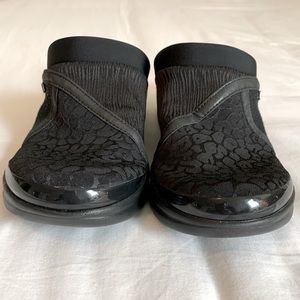 BZees Black Animal Print Slip Ons: Size 9.5